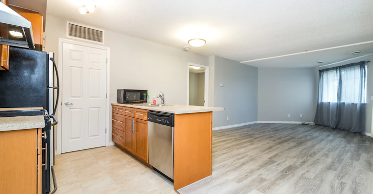 6925 199 Street Nw, Edmonton, AB, T5T 3X8 - 4