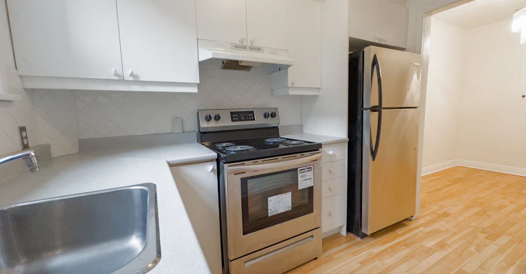 210-3777 Chem. De La Côte Des Neiges, Montréal, QC, H3H 1V8 - 5