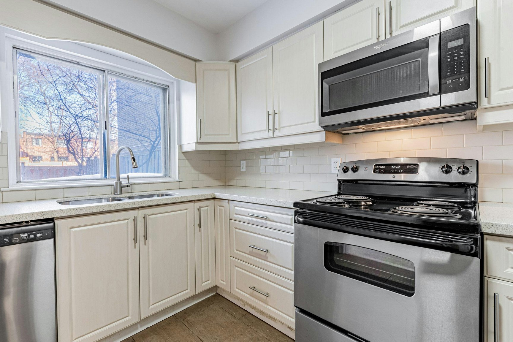 FEED-207 Davisville Avenue, Toronto, ON, M4S 1G8