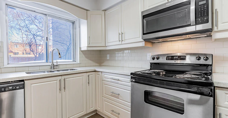 FEED-207 Davisville Avenue, Toronto, ON, M4S 1G8