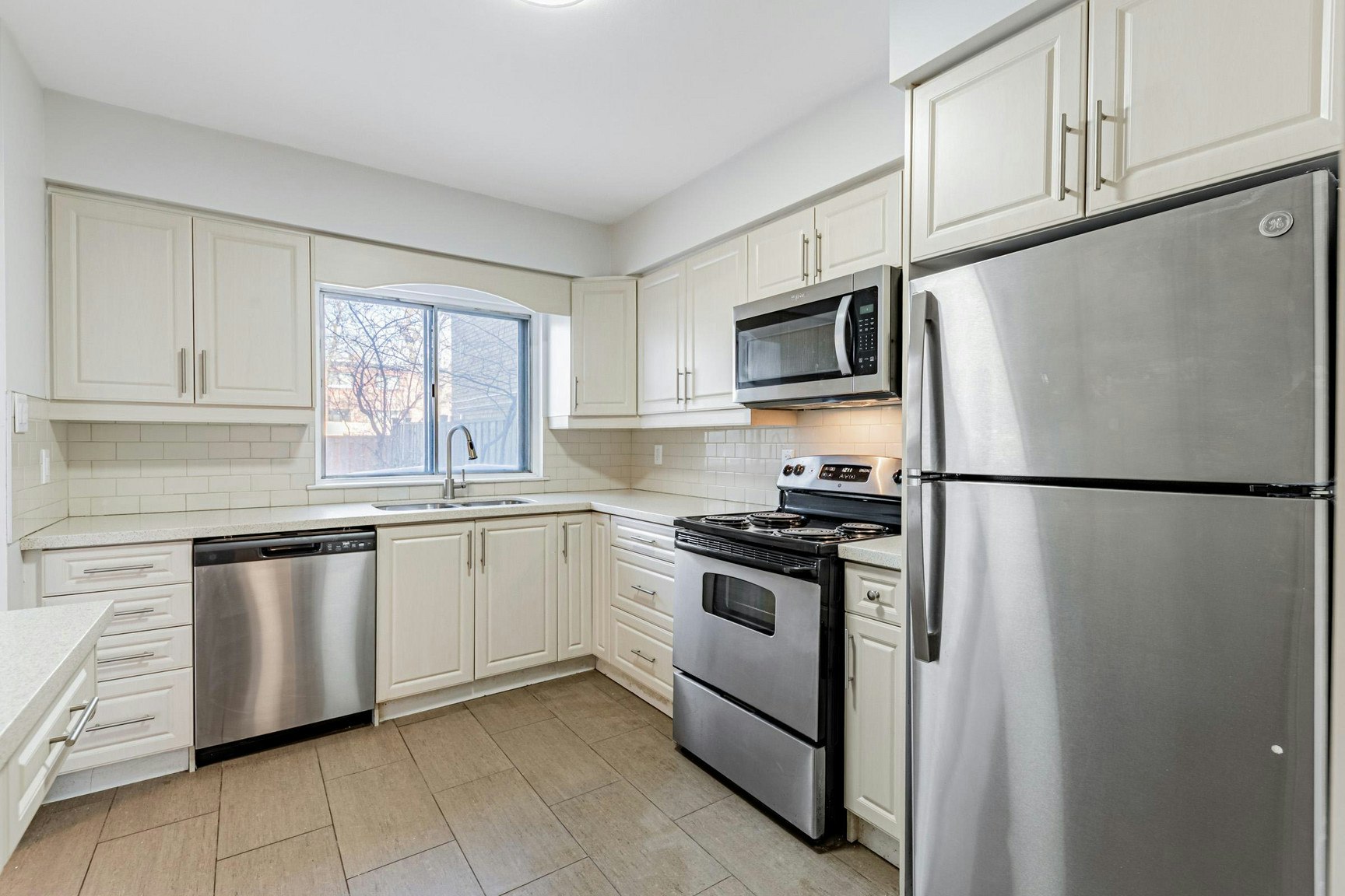 FEED-207 Davisville Avenue, Toronto, ON, M4S 1G8 - 2