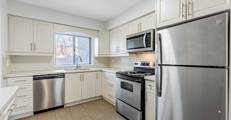 FEED-207 Davisville Avenue, Toronto, ON, M4S 1G8 - 2