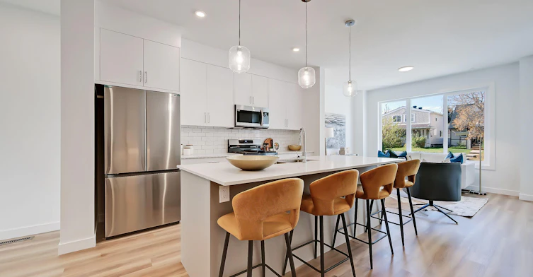2049 43 Avenue SW, Calgary, AB, T2T 7A4 - 2