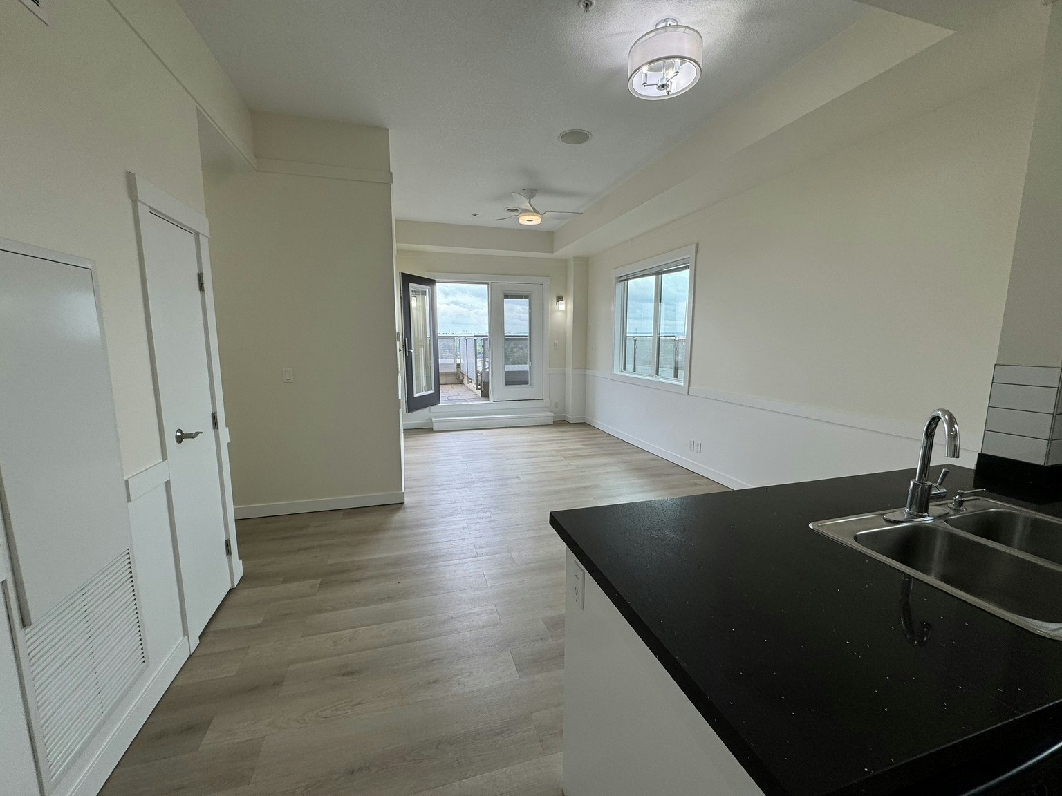 1302-5656 3 Street Southwest, Calgary, AB, T2H 1H7 - 4