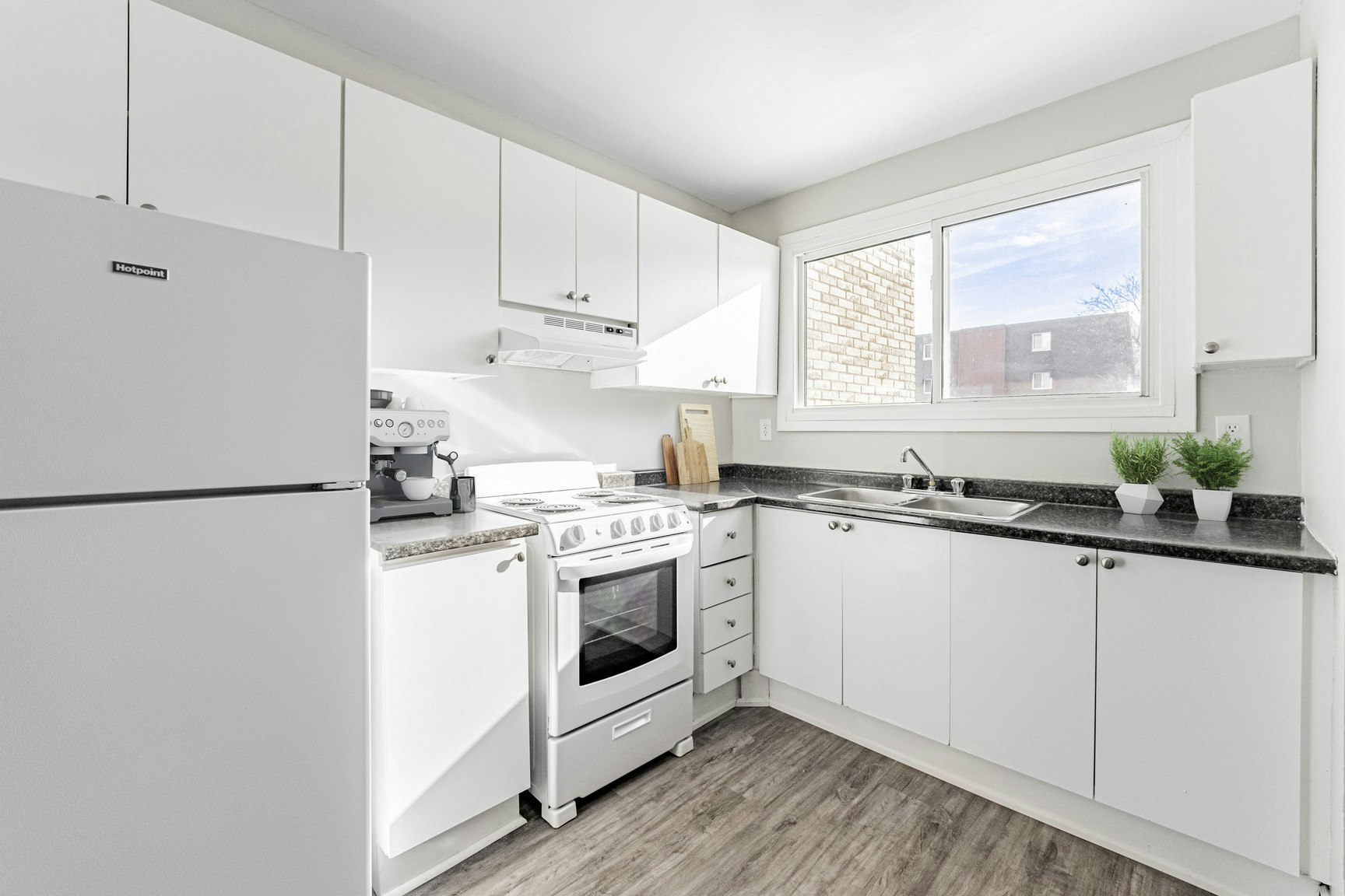 886-906 Wonderland Road South, London, ON, N6K 2V8 4