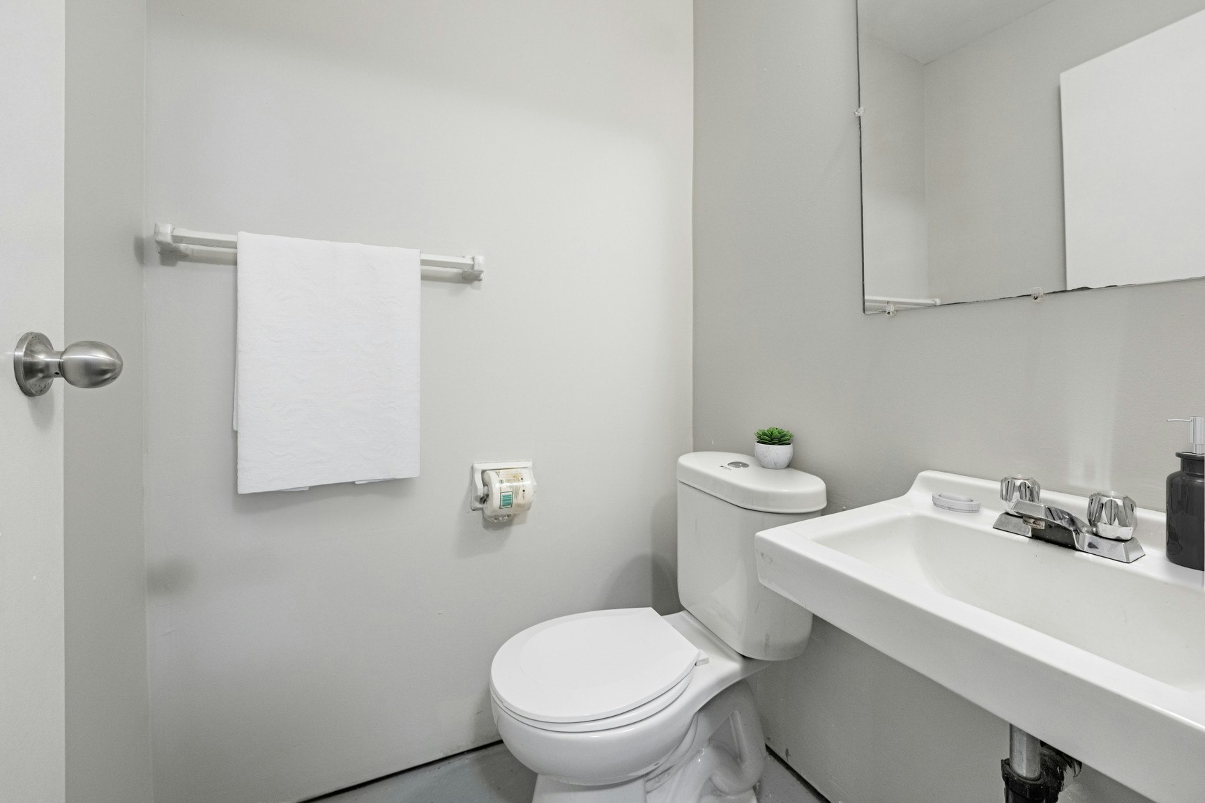 886-906 Wonderland Road South, London, ON, N6K 2V8 5