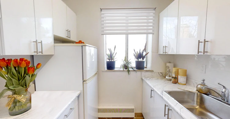 212-50 Walmer Road, Toronto, ON, M5R 2X4 - 3