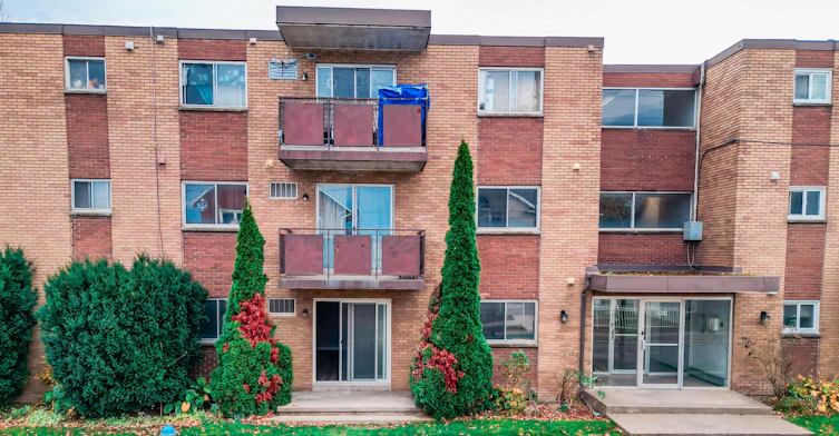 8-5964 Barker Street, Niagara Falls, ON, L2G 1Y4 - 2