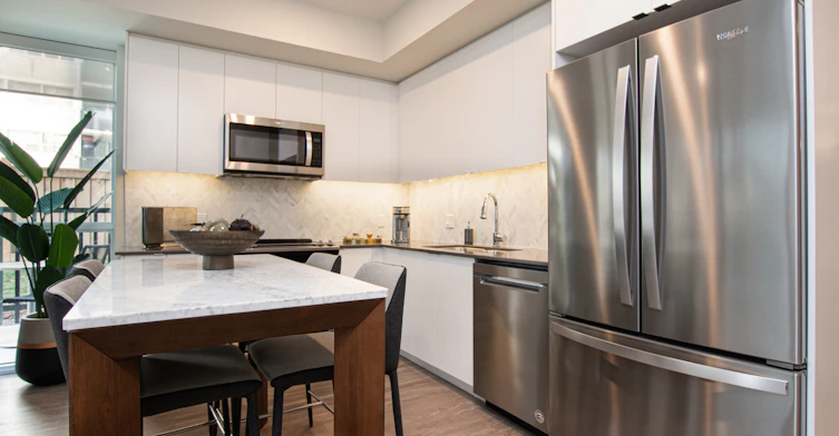 0204-2475 Hurontario Street, Mississauga, ON, L5A 0A9 - 2