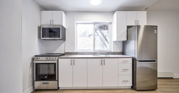 1046 Bathurst Street, Toronto, ON, M5R 3G7