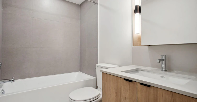 3572 Glen Drive, Vancouver, BC, V5V 0J6 - 11