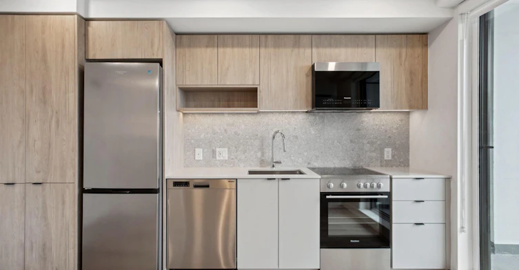 3572 Glen Drive, Vancouver, BC, V5V 0J6 - 9