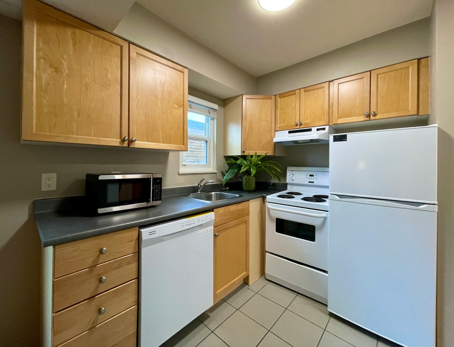 302-1985 West 8th Avenue, Vancouver, BC, V6J 1W2 - 3