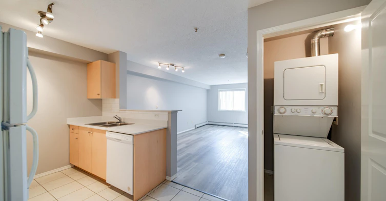 5303 25 Avenue, Edmonton, AB, T6L 7H1 - 3