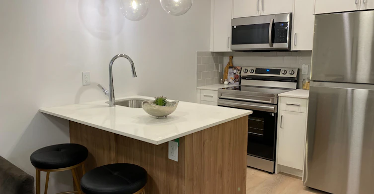 205 9a Street Northeast, Calgary, AB, T2E 4K8