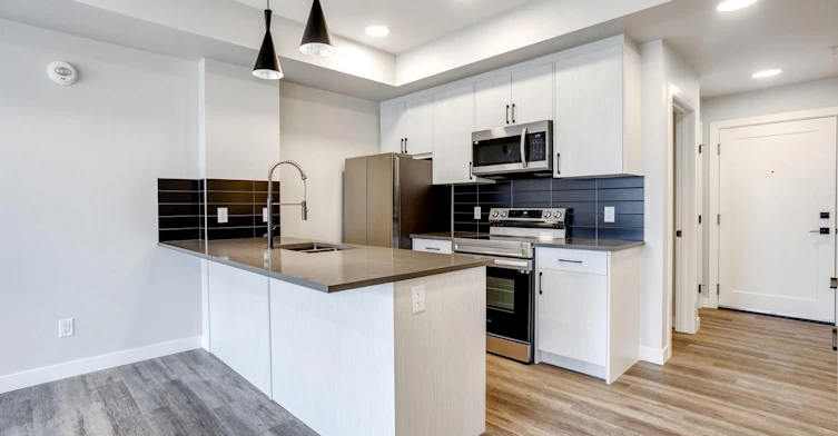 102-8450 106a Avenue Northwest, Edmonton, AB, T5H 1M7 - 5