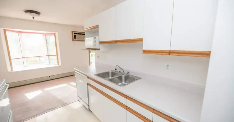 203-1 Street NE, Medicine Hat, AB, T1A 5K4 - 4