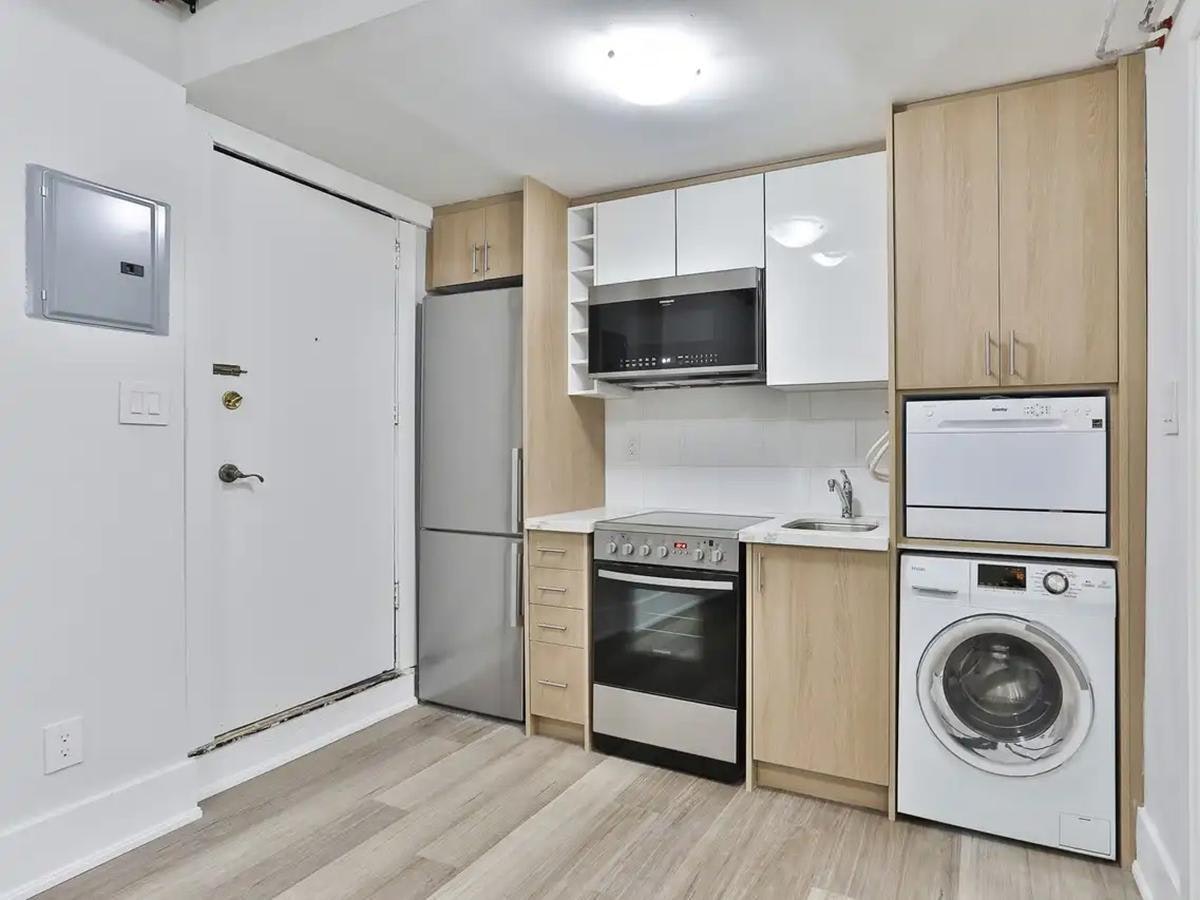 915 St Clair Avenue West, Toronto, ON, M6C 1C7 - 2