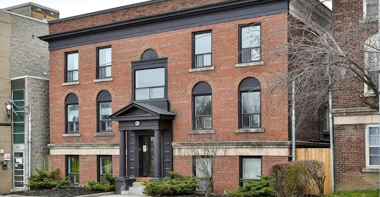 915 St Clair Avenue West, Toronto, ON, M6C 1C7 - 9