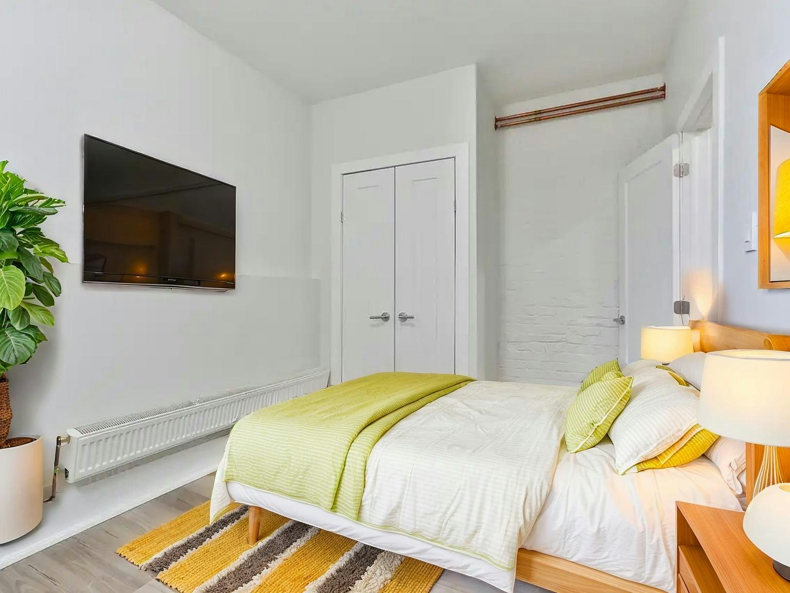 915 St Clair Avenue West, Toronto, ON, M6C 1C7 - 6