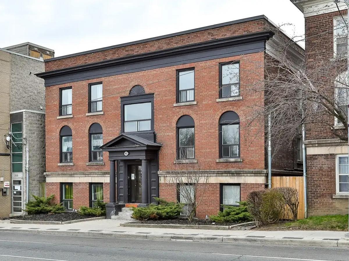 915 St Clair Avenue West, Toronto, ON, M6C 1C7 - 9