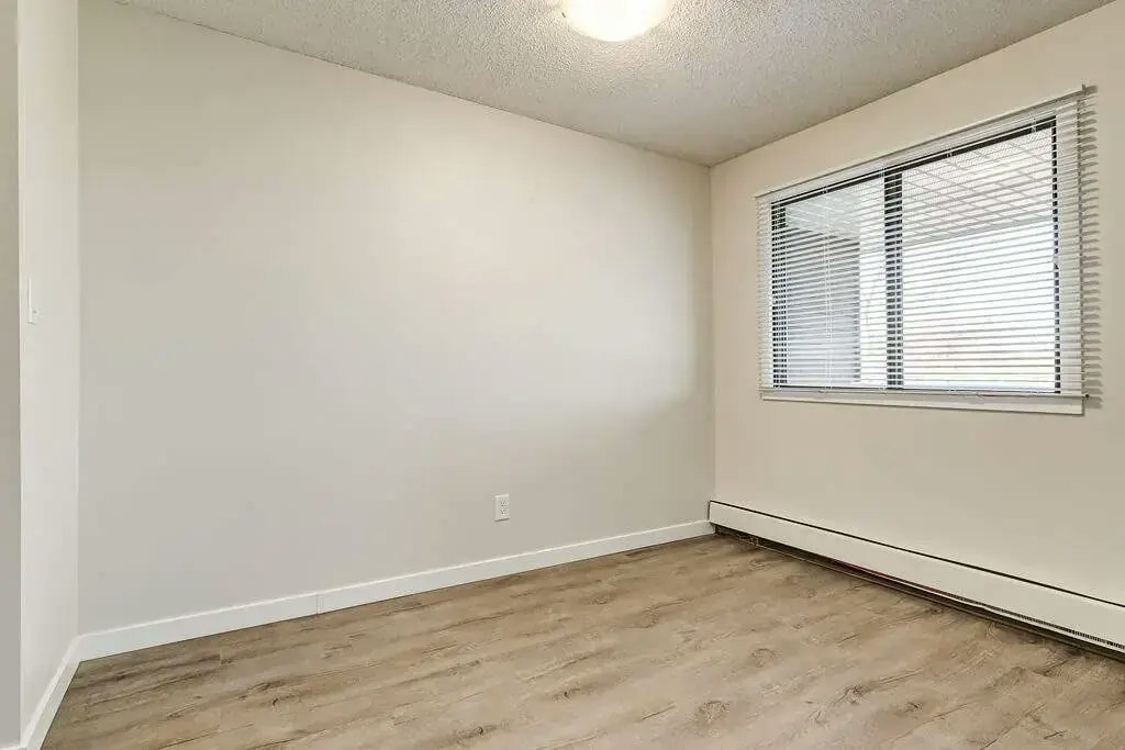 110-10910 110 Street NW, Edmonton, AB, T5H 3E4 - 9