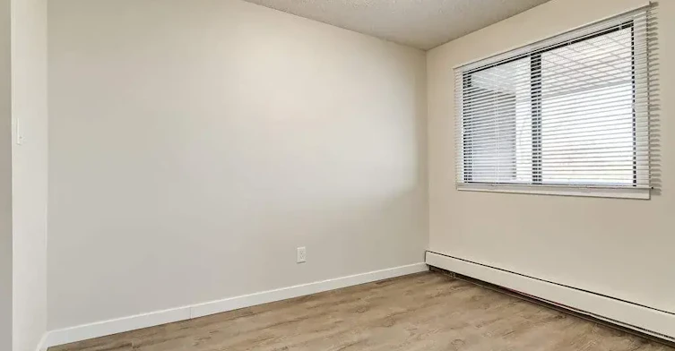204-10910 110 Street NW, Edmonton, AB, T5H 3E4 - 9
