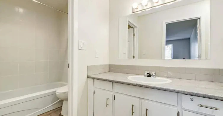 204-10910 110 Street NW, Edmonton, AB, T5H 3E4 - 15