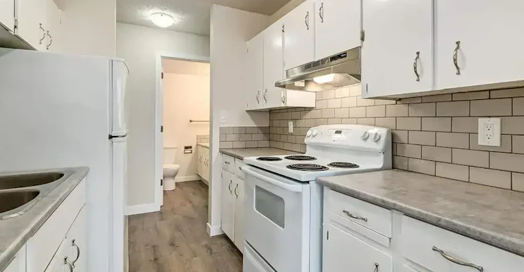 204-10910 110 Street NW, Edmonton, AB, T5H 3E4 - 6