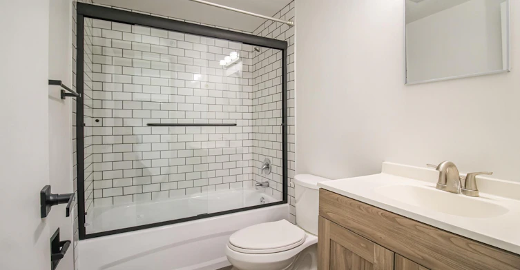 12403 117 Avenue Northwest, Edmonton, AB, T5M 3G6 - 5