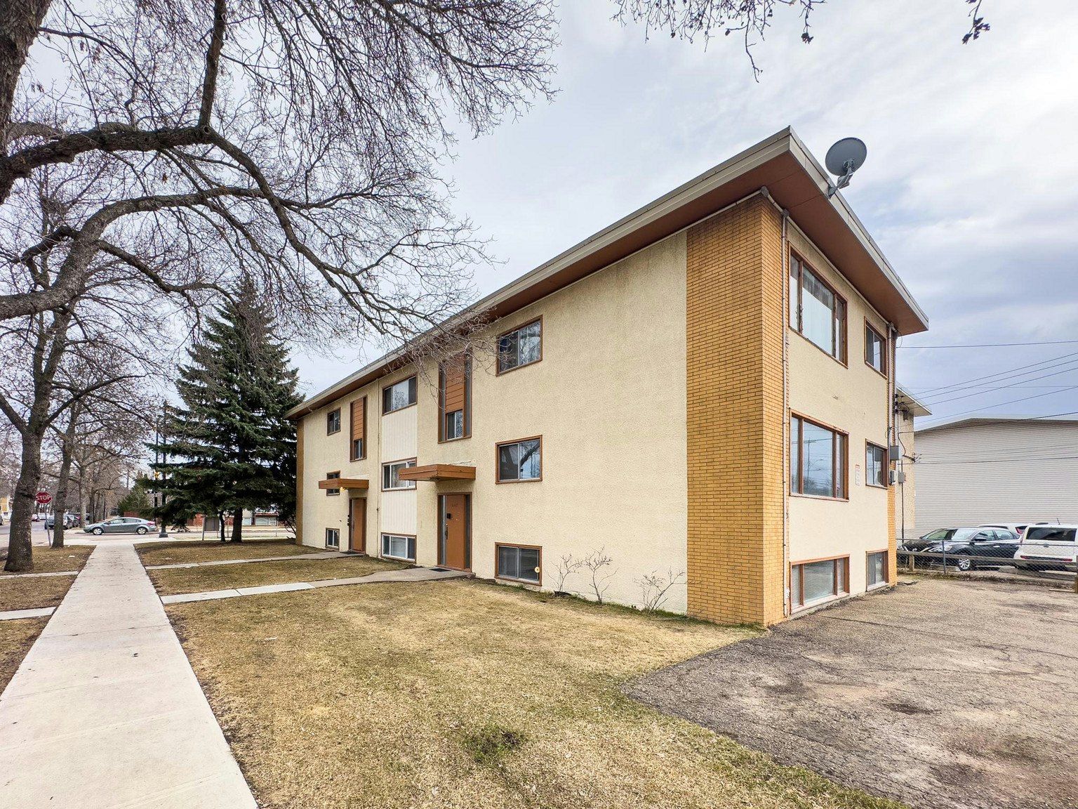 12403 117 Avenue Northwest, Edmonton, AB, T5M 3G6 - 12