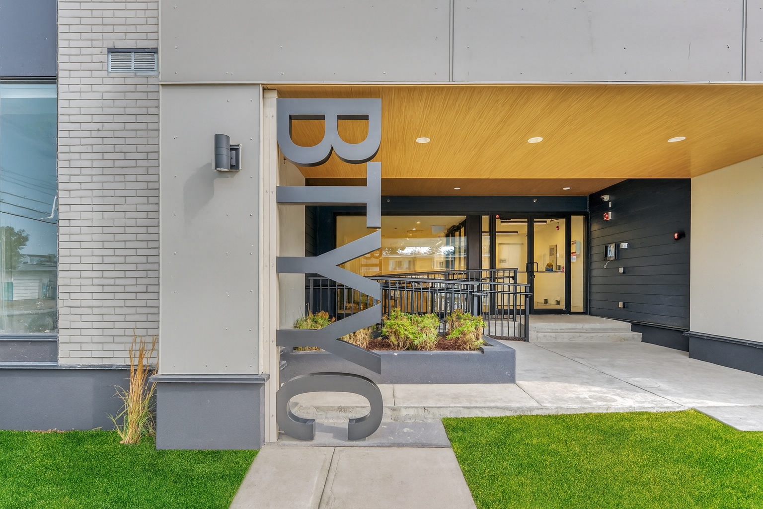 301-2504 22 Street Northwest, Calgary, AB, T2M 3W8 - 2