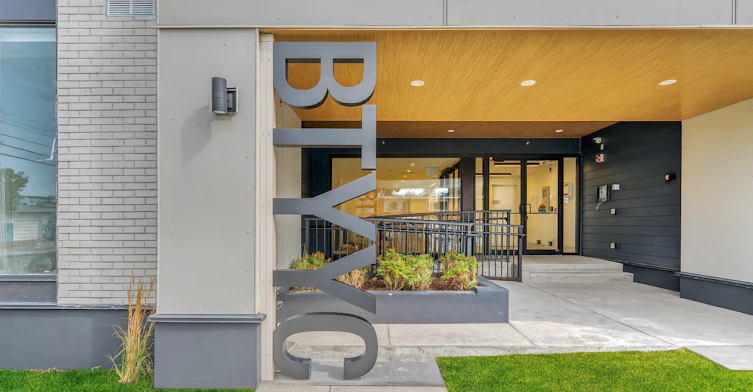 301-2504 22 Street Northwest, Calgary, AB, T2M 3W8 - 2