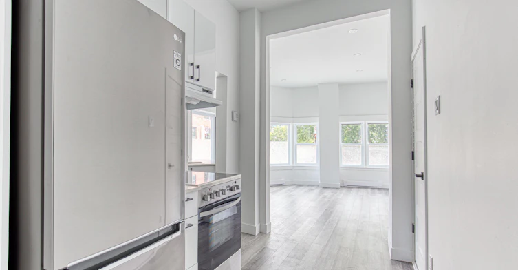 2002 Saint André Rue, Montréal, QC, H2L 3V1