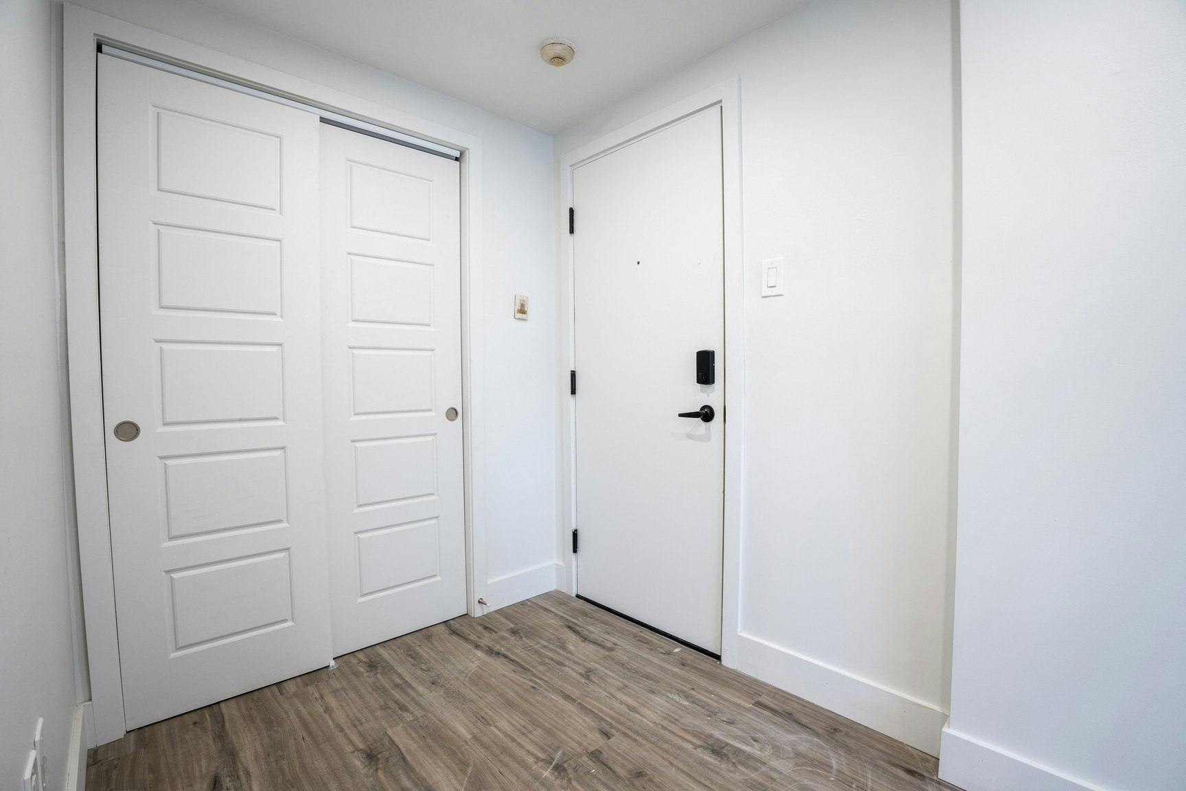 4-7030 De La Côte Saint Luc Chemin, Montréal, QC, H4V 1J3 - 7