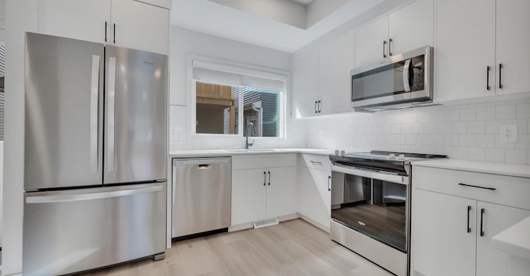 M-8136 227 Street Northwest, Edmonton, AB, T5T 4N5