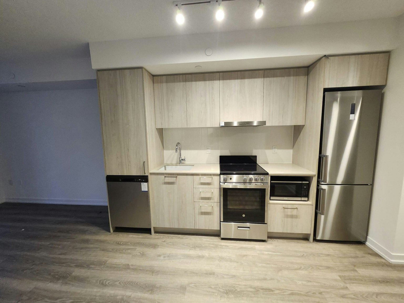 3916-225 Commerce Street, Vaughan, ON, L4K 0R1 - 2