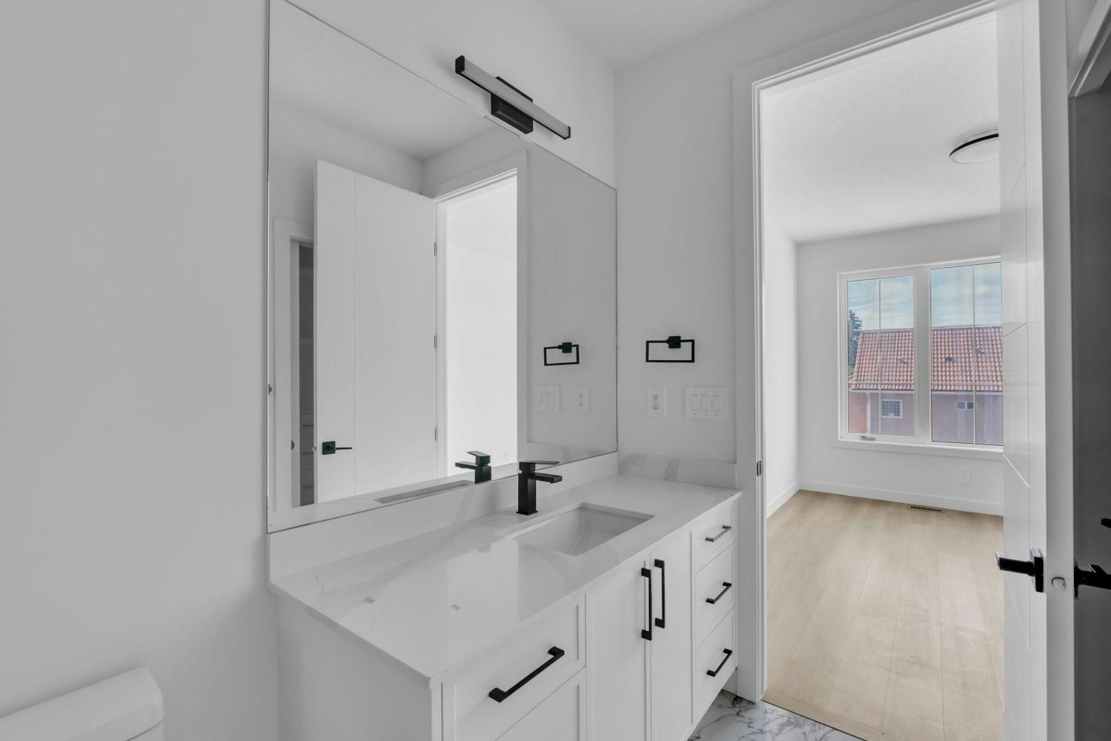 2708 25 Avenue Southwest, Calgary, AB, T3E 2A6 - 25