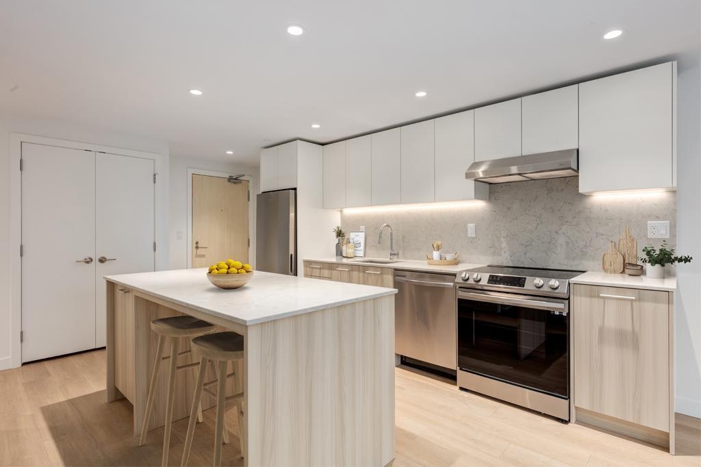 126 E 21st Street, North Vancouver, BC, V7M 2K7 - 2