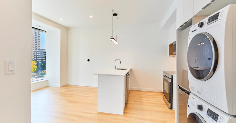 665 8 Street Southwest, Calgary, AB, T2P 3K7 - 2