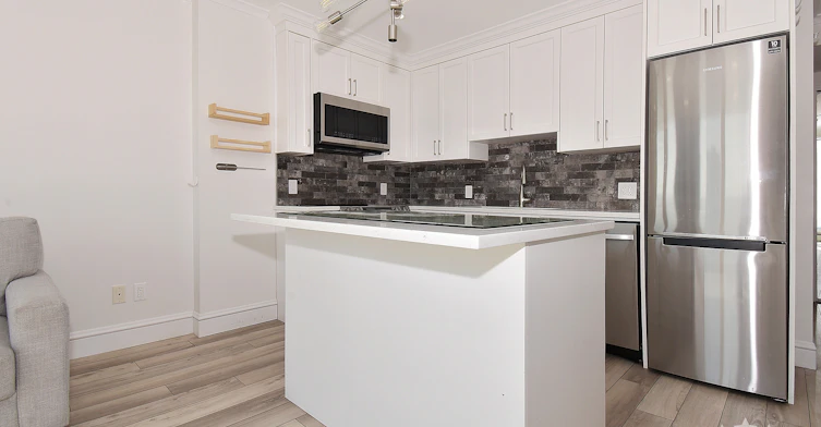 2002-10777 University Drive, Surrey, BC, V3T 0E7 - 7