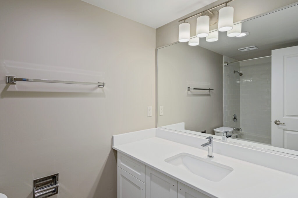 206-2230 Cadboro Bay Road, Oak Bay, BC, V8R 5G9 - 5