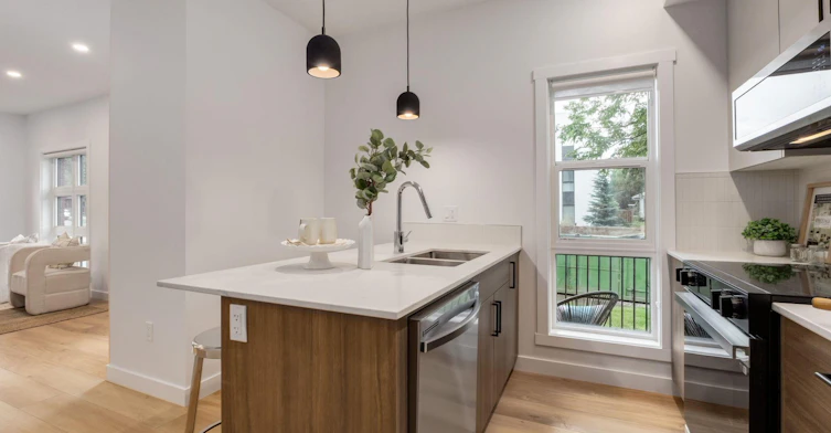 1745 36 Avenue Southwest, Calgary, AB, T2T 2G4 - 3
