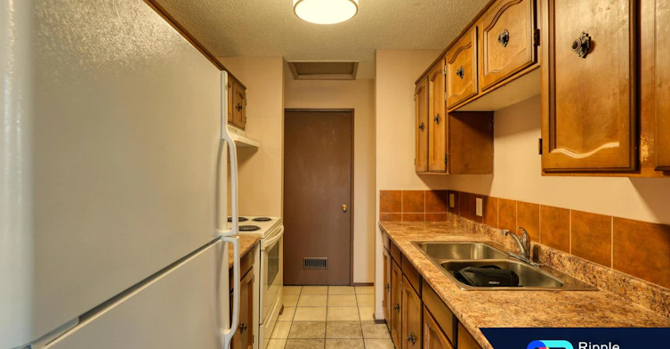 E-7712 Bowness Road Northwest, Calgary, AB, T3B 0H1 - 2