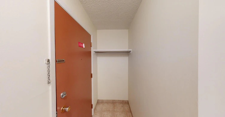 2420 1 Street Northwest, Calgary, AB, T2M 2T9 - 7
