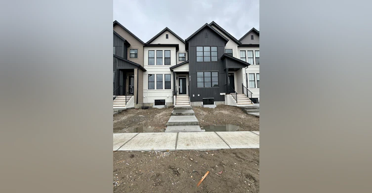 813-813 Point Gate South, Airdrie, AB, T4B 0X2 - 3