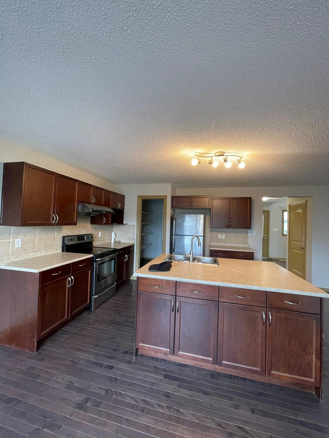 9467 213 Street Northwest, Edmonton, AB, T5T 4C7 - 8