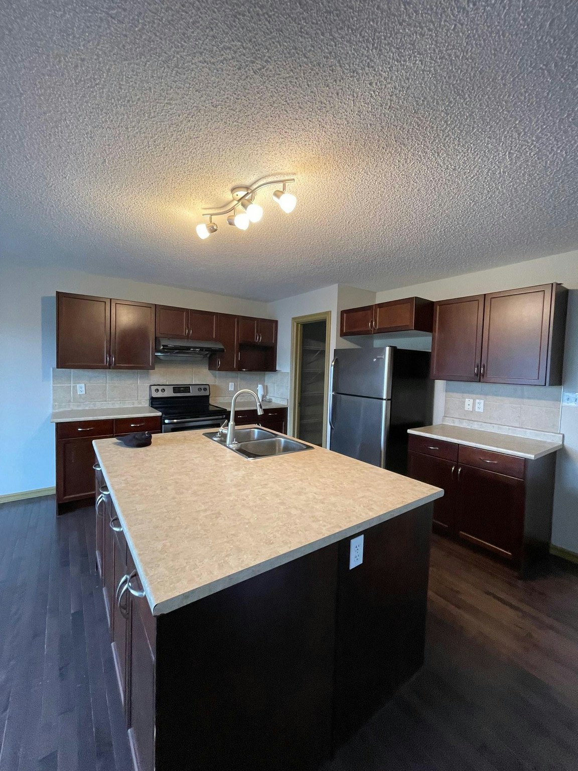 9467 213 Street Northwest, Edmonton, AB, T5T 4C7 - 9