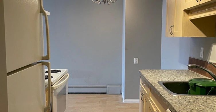 204-9904 90 Avenue Northwest, Edmonton, AB, T6E 2T3 - 4