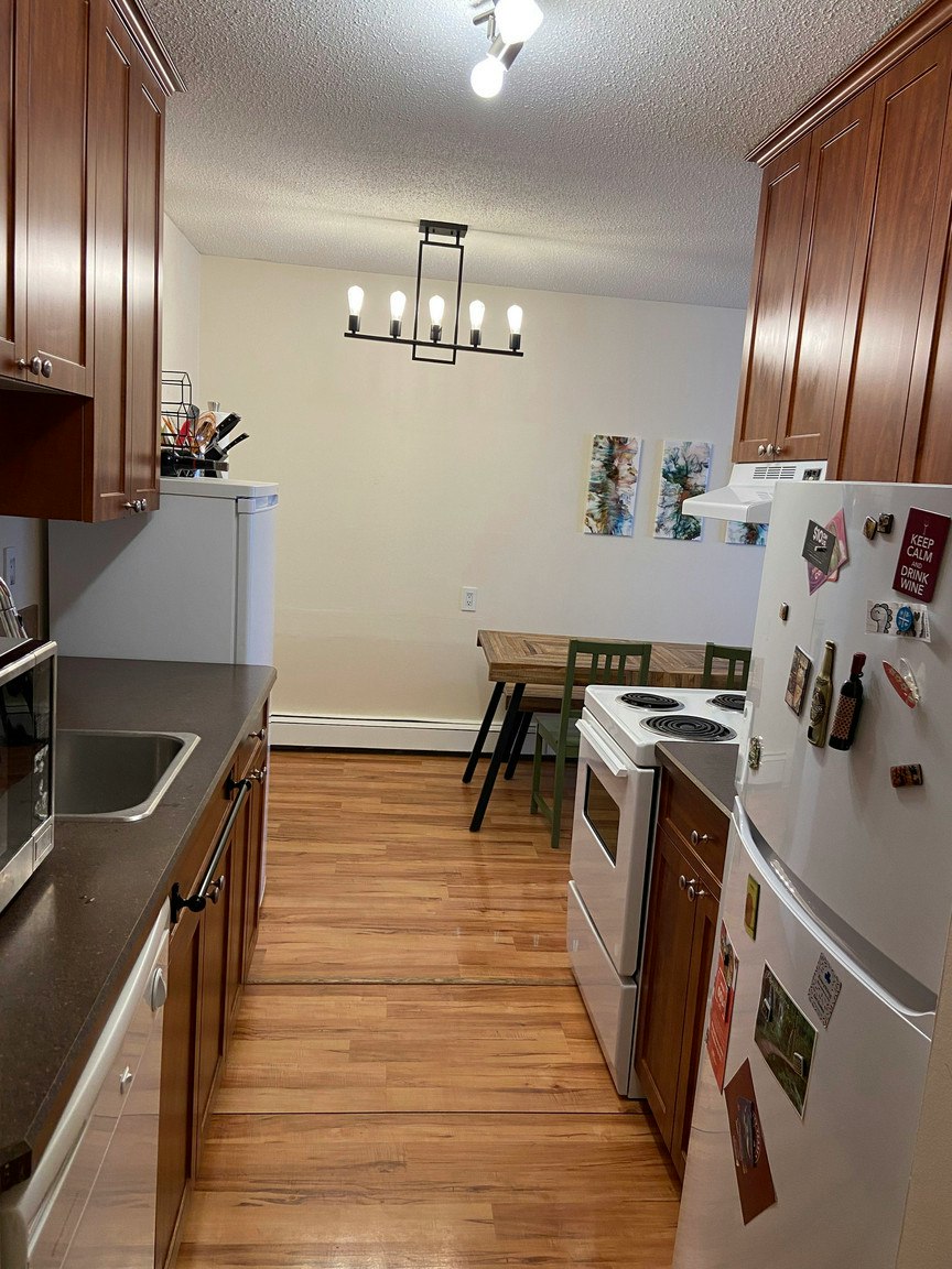 202-9904 90 Avenue Northwest, Edmonton, AB, T6E 2T3 - 5